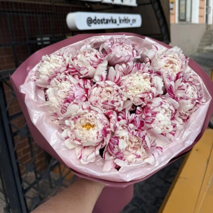 Букет півоній з рожевим пакуванням