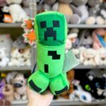 М'яка іграшка у формі персонажа Minecraft