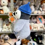 Плюшева пінгвін у блакитному капелюсі
