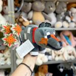 М’яка іграшка у вигляді тварини.